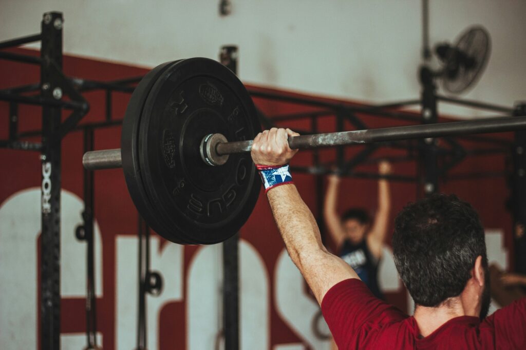 man_carrying_barbell_at_the_gym.Victor_Freitas