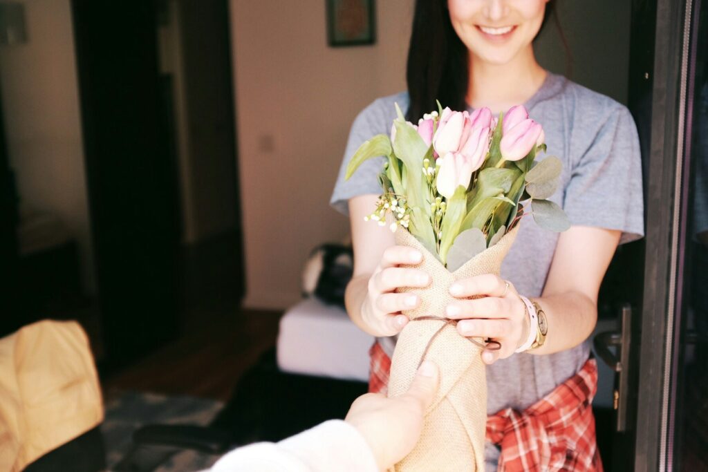 woman_holding_flower_bouquets.Jeremy_Cai