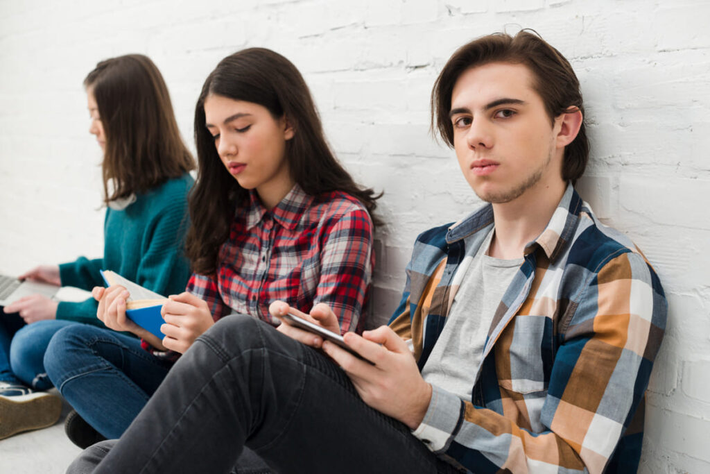 Rarely initiating social plans independently
