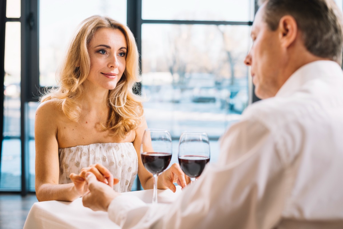 10 Ways to Impress a Woman Over 40 on a First Date with Genuine Confidence and Charm