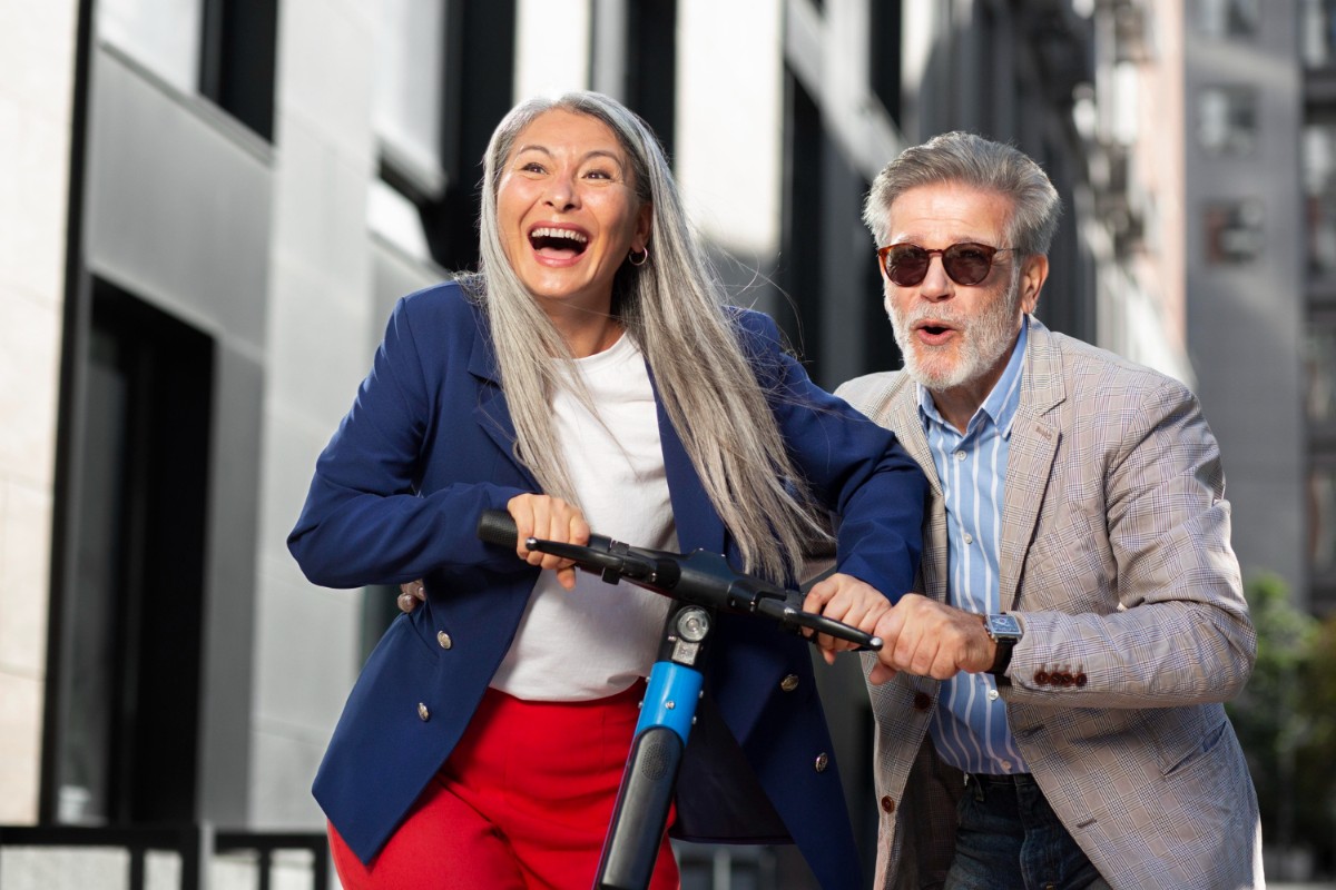 12 Things Boomers See as Luxuries that Younger People Think Are Necessities – A Generational Perspective on Modern Life