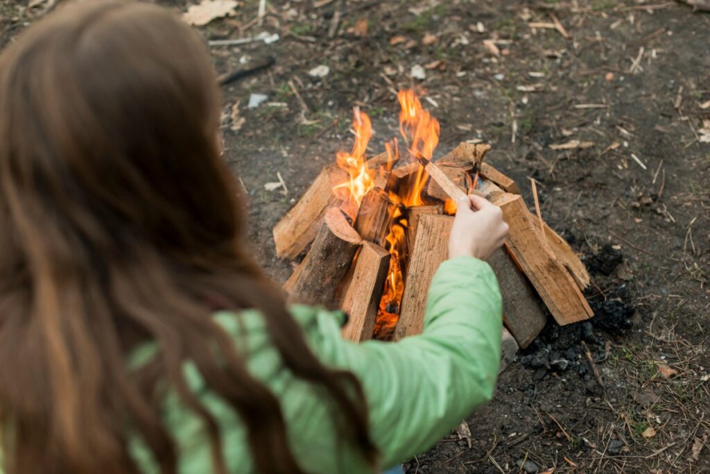 Building a fire without tools