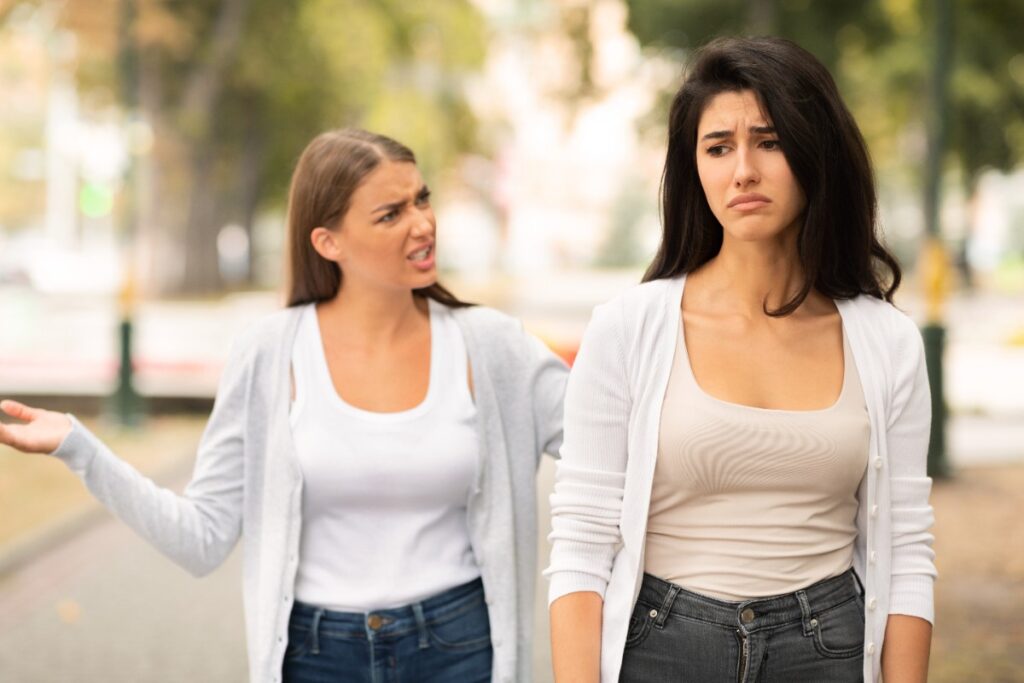 10 Everyday Behaviors That Quietly Push Friends Away And How To Stop Them
