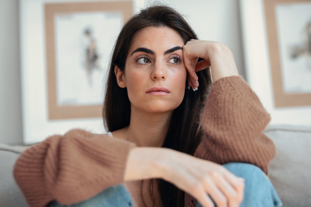 12 Everyday Habits That Quietly Make You Look Stressed Out and How to Fix Them Easily