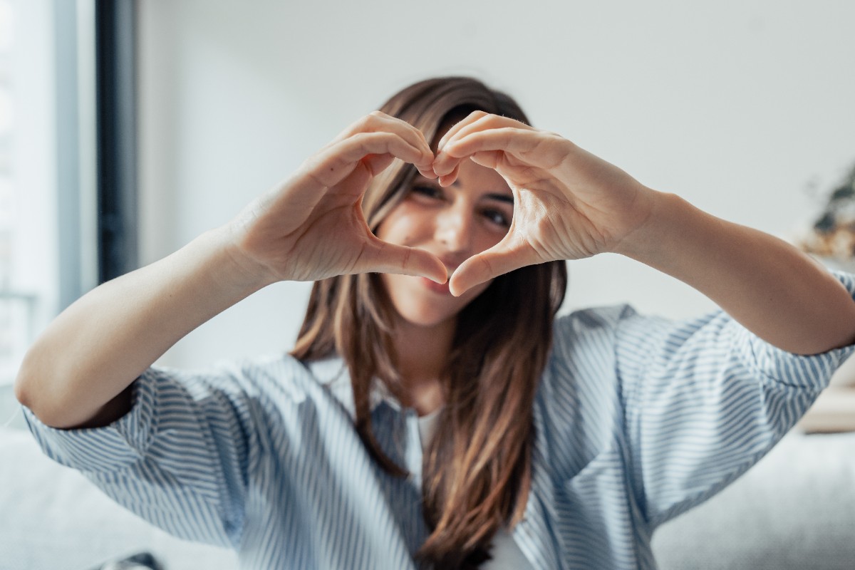 12 Little Gestures That Reveal More About Your Relationship Than You Think – Discover the Surprising Signs of True Love!