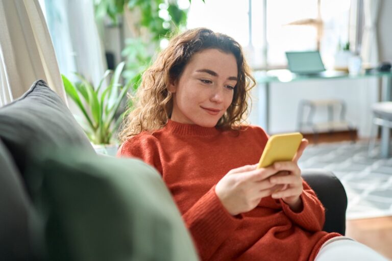12 Online Behaviors That Instantly Give Away Insecurity That You Need to Watch Out For Now