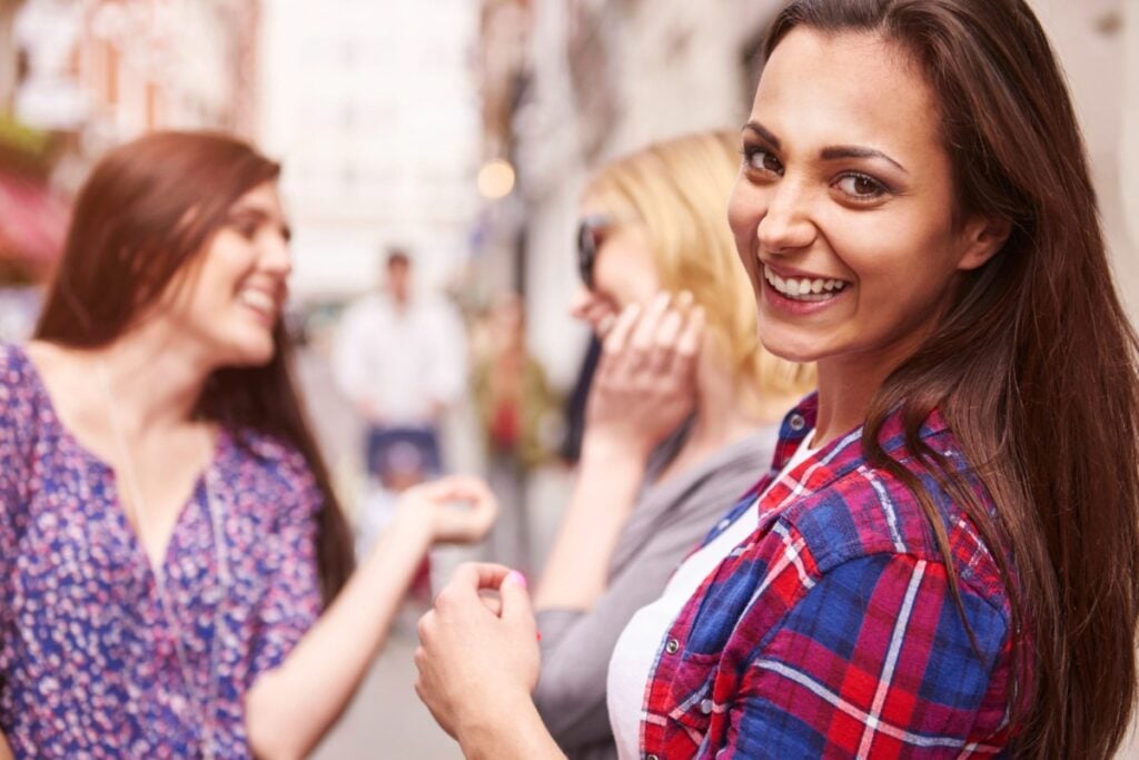 12 Social Habits That Win People Over Instantly for Lasting Connections and Confidence