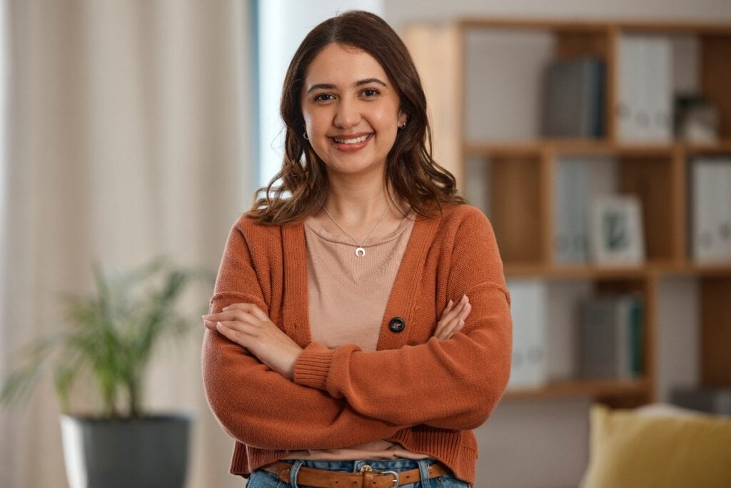 12 Subtle Power Moves People Use Without Saying a Word To Boost Confidence and Influence