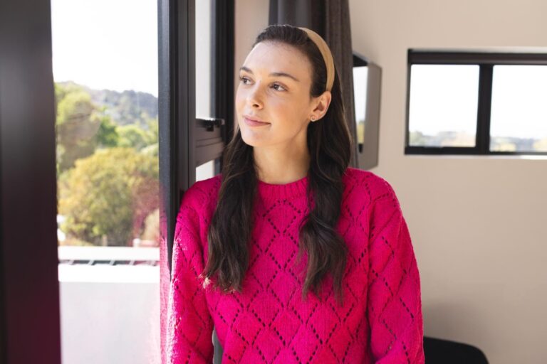 13 Habits That Instantly Signal Someone’s Been Through More Than They Let On and How to Recognize Them Easily