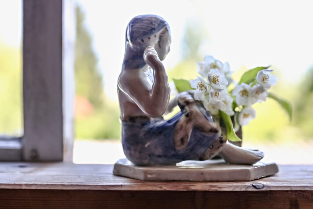 Decorative porcelain figurines