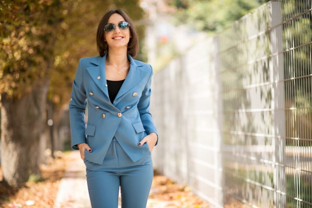 Dress in well-fitted tailored clothing