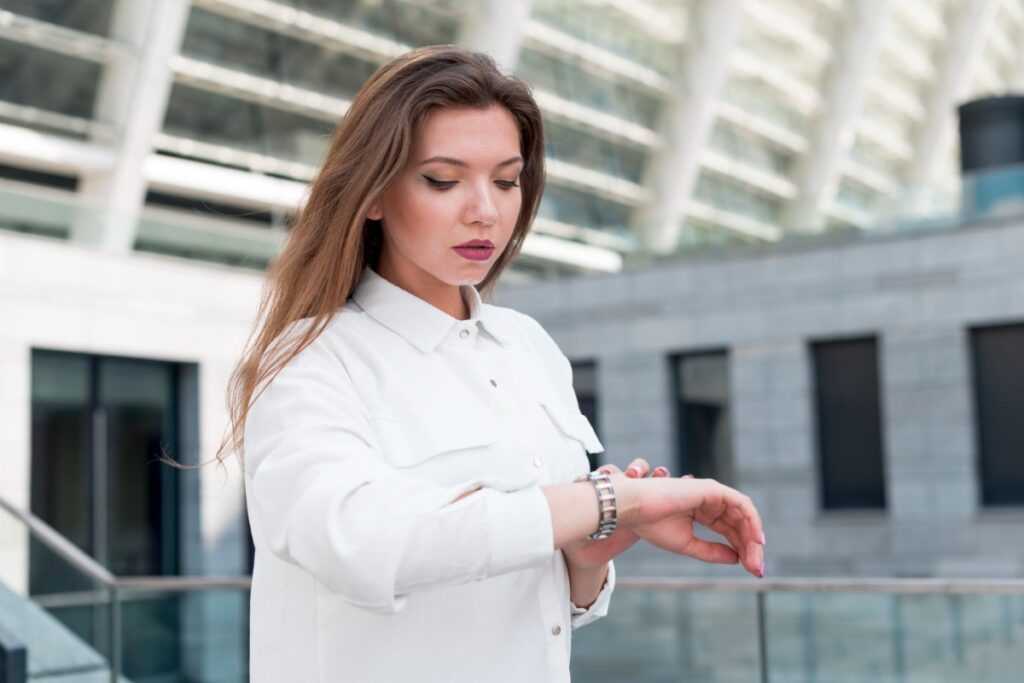 Wear a classic wristwatch like Daniel Wellington