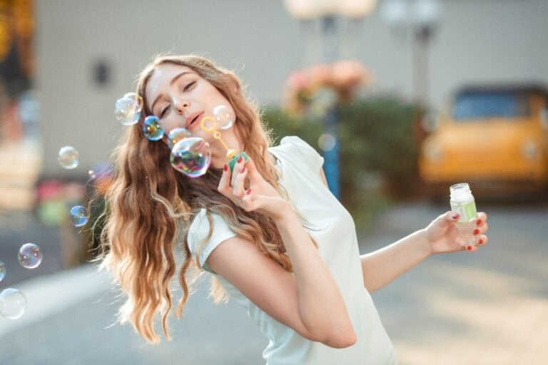 12 Everyday Situations That Turn Grown Adults Into Kids Again and Bring Out Their Playful Side