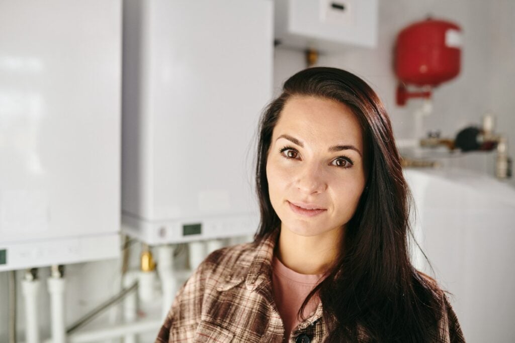 12 Public Restroom Moments Everyone Pretends Don’t Happen That Are Surprisingly Relatable