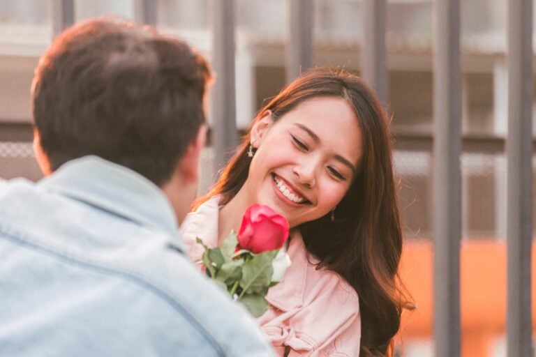 12 Things People Do on First Dates That Instantly Kill the Vibe and How to Avoid Them