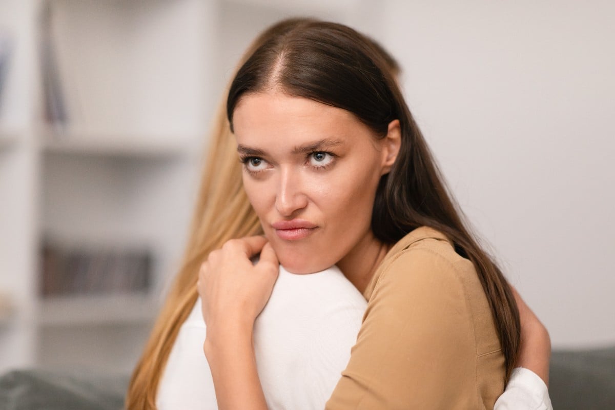 15 Everyday Habits That Accidentally Make You Look Jealous and How to Avoid Them