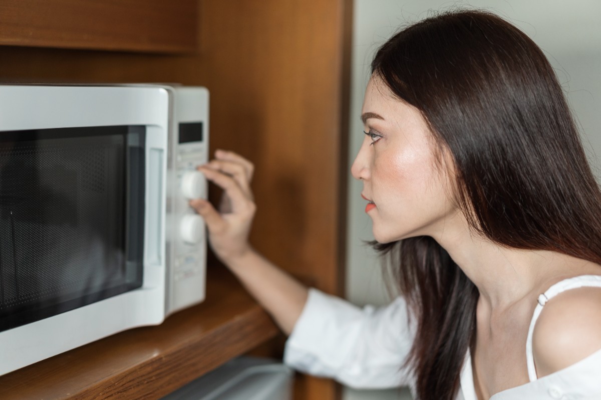 15 Things People Do While Waiting for Microwaves to Finish That Prove Patience Is Overrated