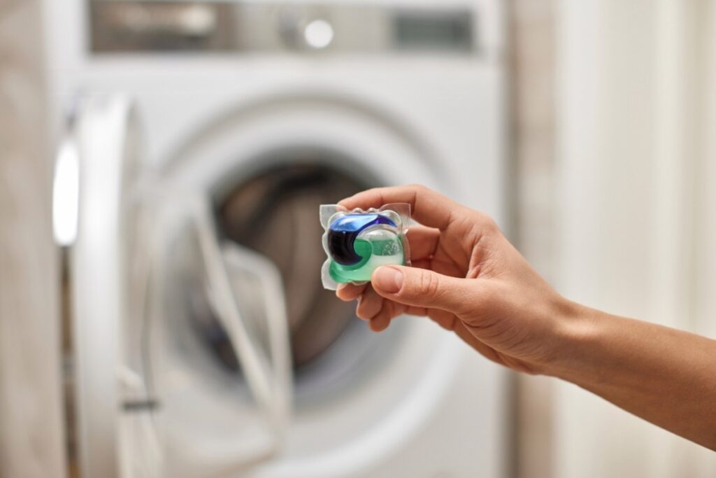 Checking if the detergent pods explode inside the machine