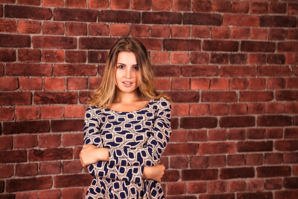 Deliberately mismatched patterns that confuse the eye