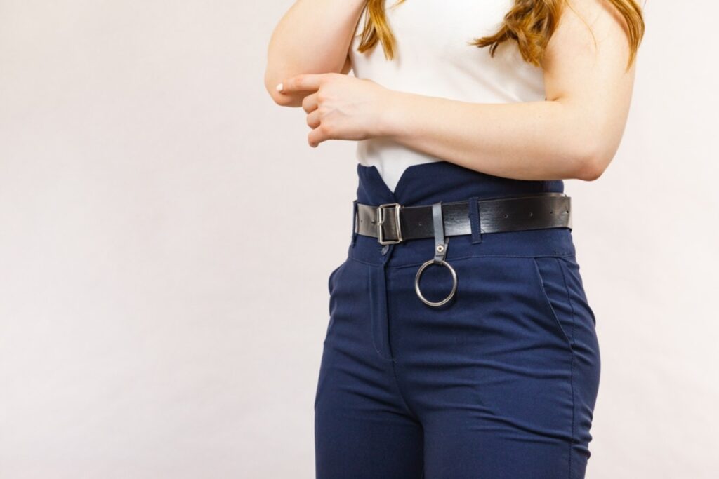 Excessively high-waisted pants that shorten legs