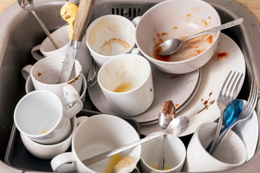 Leaving dirty dishes in the sink