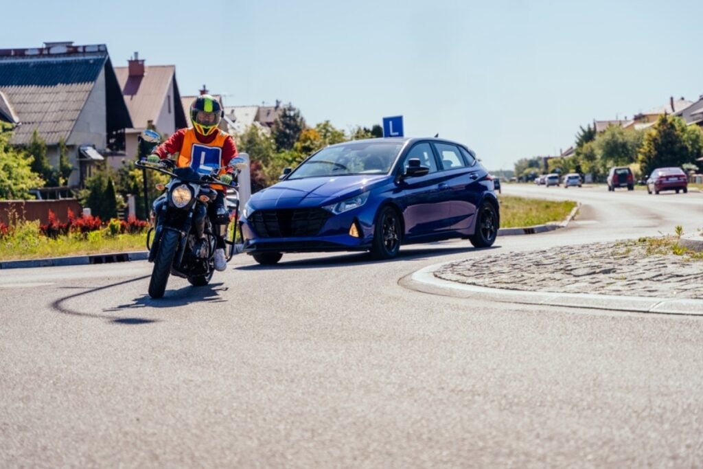 Roundabout traffic navigation