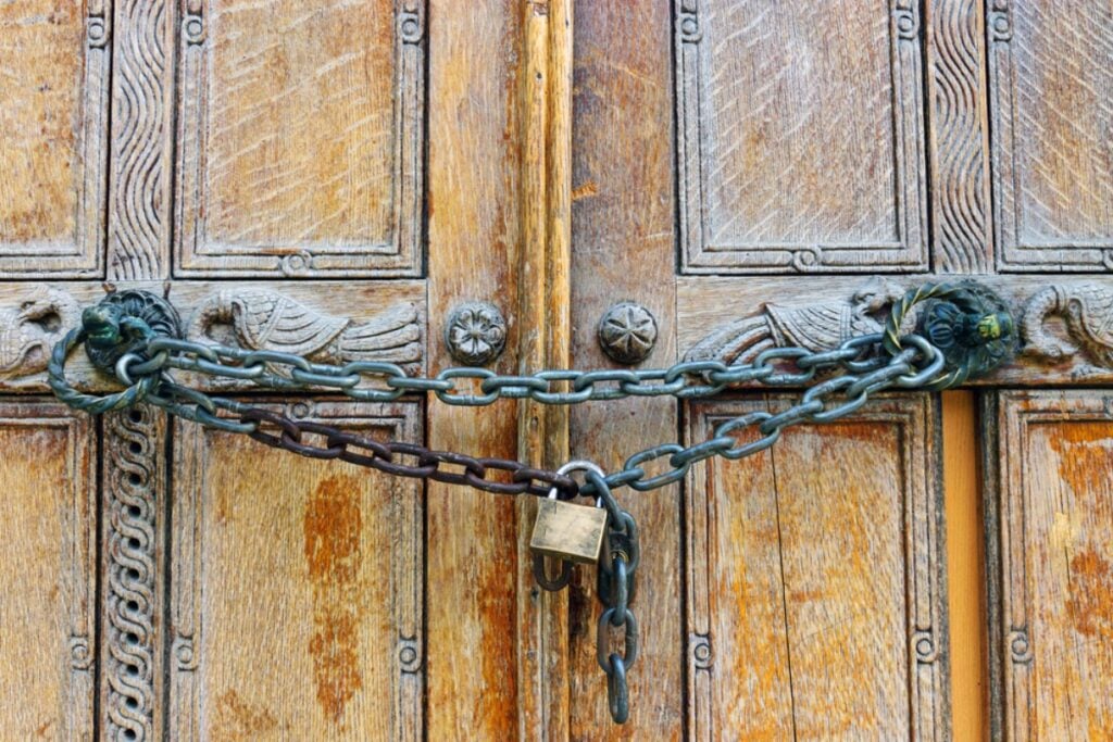 The Locked Room Phenomenon at Lakeside Inn