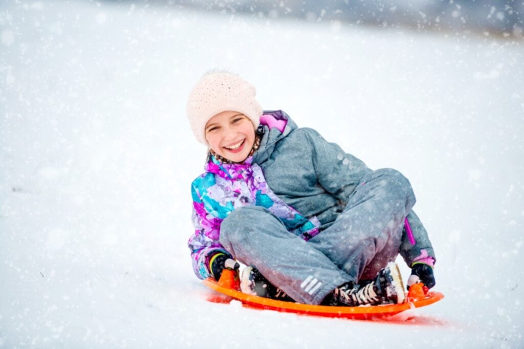 Toboggan-style plastic sleds without brakes
