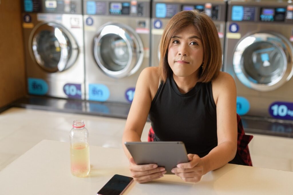 Using laundry time to people-watch like a detective