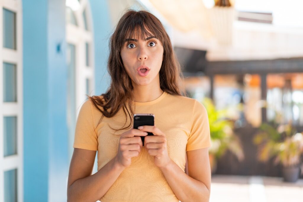 12 Random Things People Keep on Their Phone’s Home Screen That Don’t Need to Be There Because Who Even Uses These Anymore