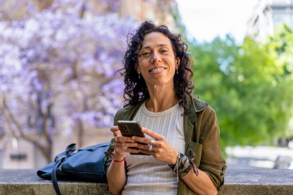 13 Social Media Habits Women Over 50 Have Mastered (Or Intentionally Ignored) That Inspire Confidence and Fun