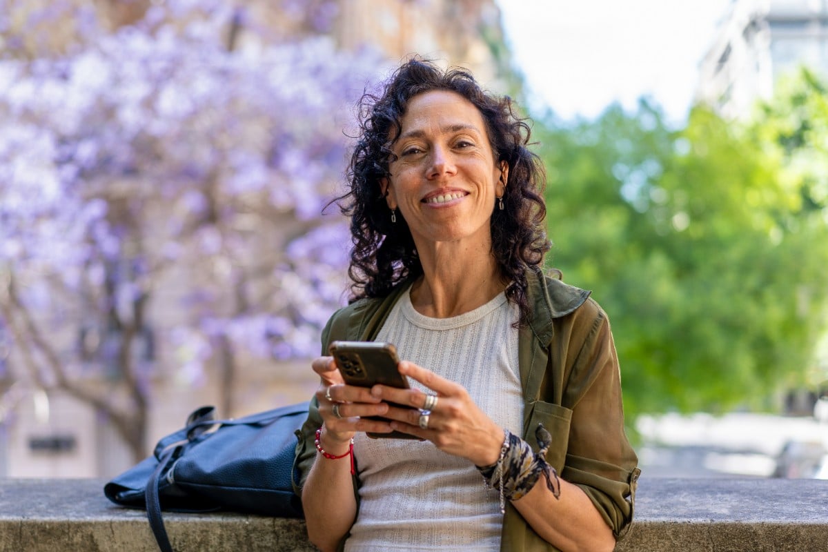 13 Social Media Habits Women Over 50 Have Mastered (Or Intentionally Ignored) That Inspire Confidence and Fun