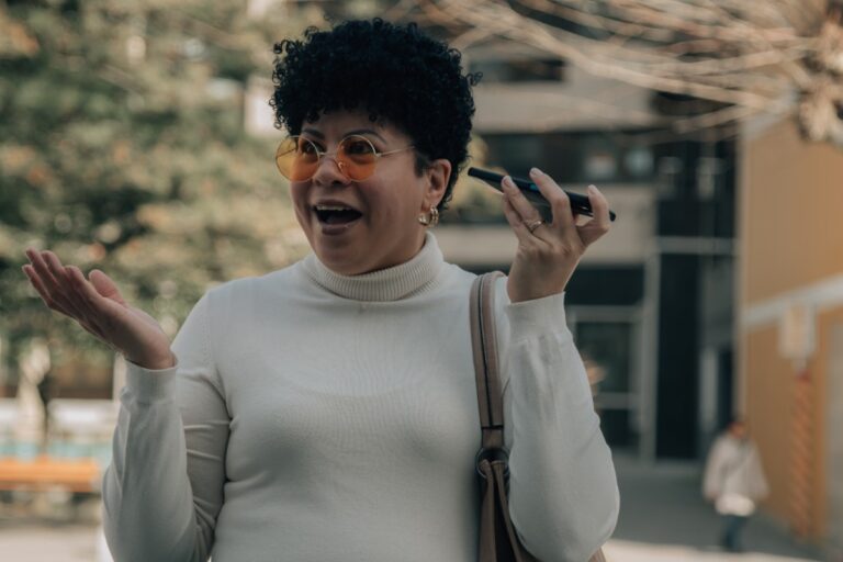 15 Things People Do When They Hear Their Favorite Song in Public That Make Everyone Wonder If They’re About to Dance or Disappear