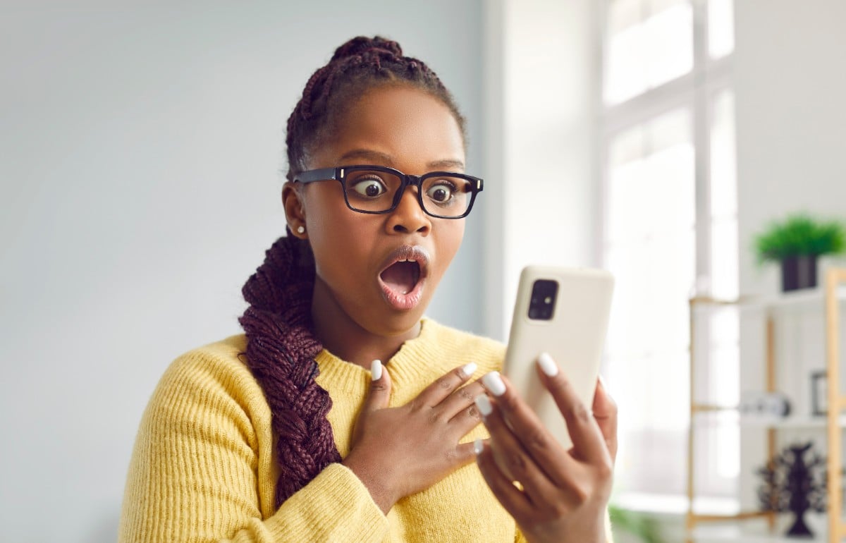 15 Things People Do When They Hear a Notification But It’s Not Theirs And Try To Play It Cool