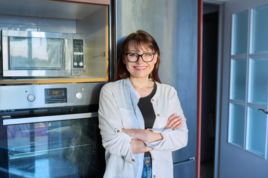 15 Things People Do While Waiting for the Oven to Preheat That Totally Waste Time and Calories