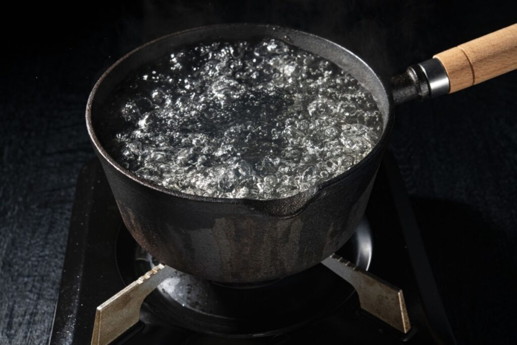 Boiling water for sterilizing