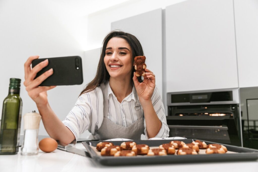 Snap a food selfie to summon compliments from your social feed