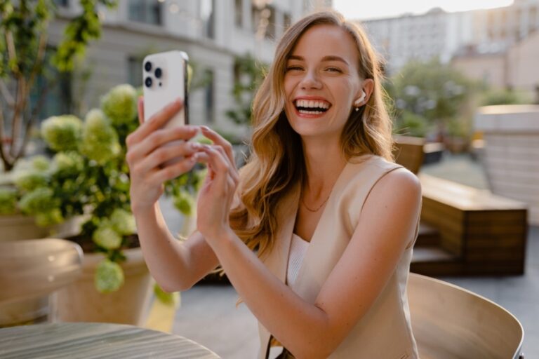 Things Women Over 40 Think Every Time They’re in a Group Chat – Hilarious Moments You’ll Relate To