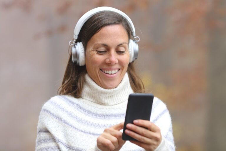 Useful Tech Gadgets Women Over 40 Actually Enjoy Using for Everyday Convenience and Fun