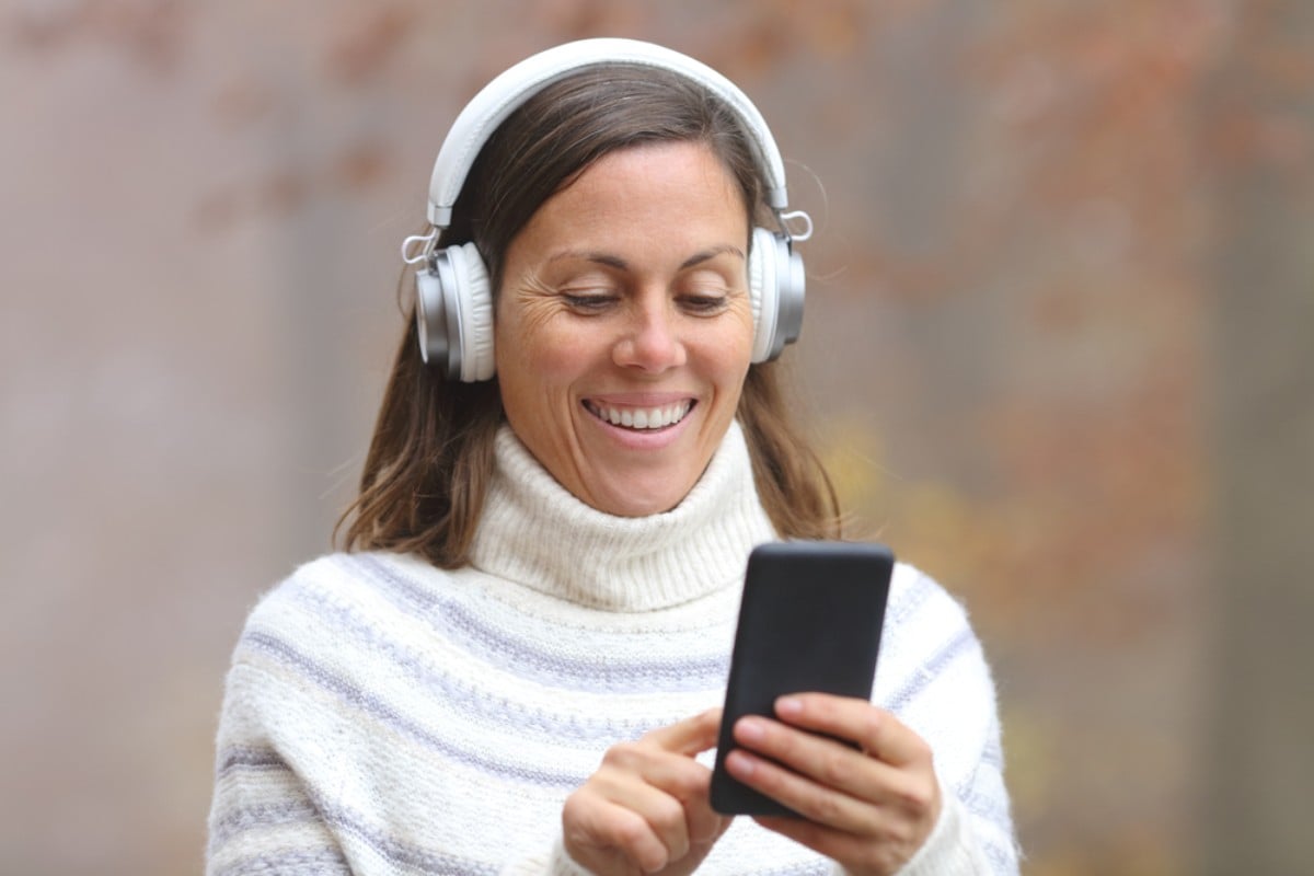 Useful Tech Gadgets Women Over 40 Actually Enjoy Using for Everyday Convenience and Fun