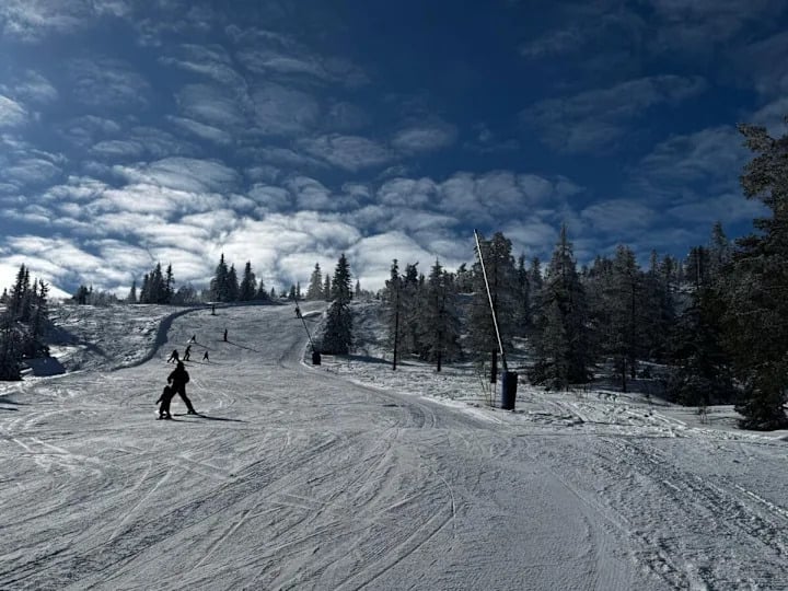 night time view of a ski slope on a snowy mountain.