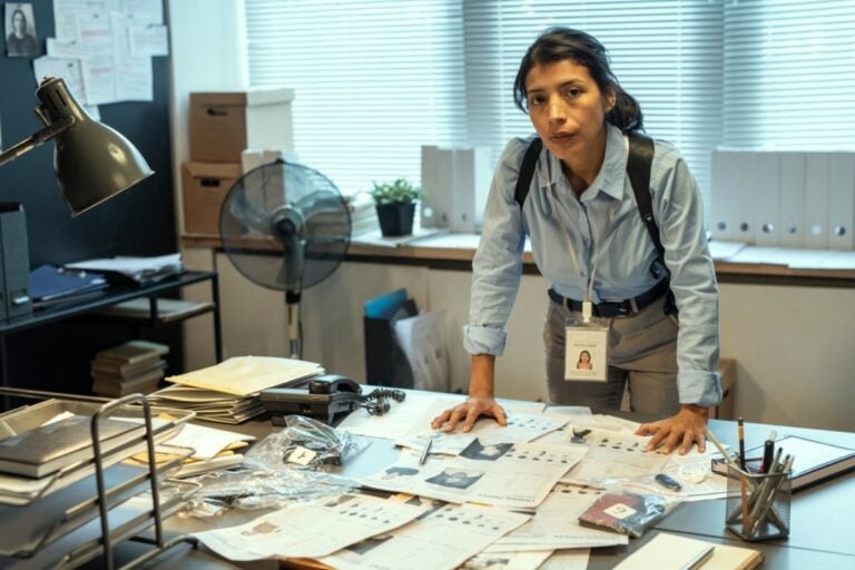 24 Year Old Woman Quits FBI to Follow Her Dream and Open a Cookie Shop