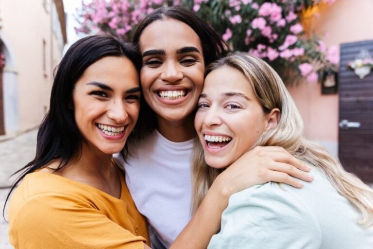 Women Who Keep a Small Circle of Friends Often Share These 8 Powerful Traits
