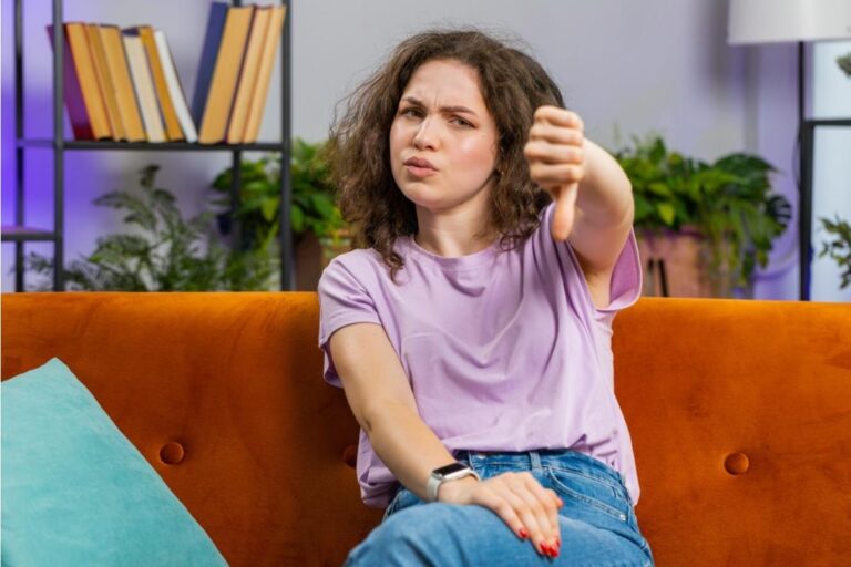 7 Common Conversation Habits That Can Make People Dislike You Instantly