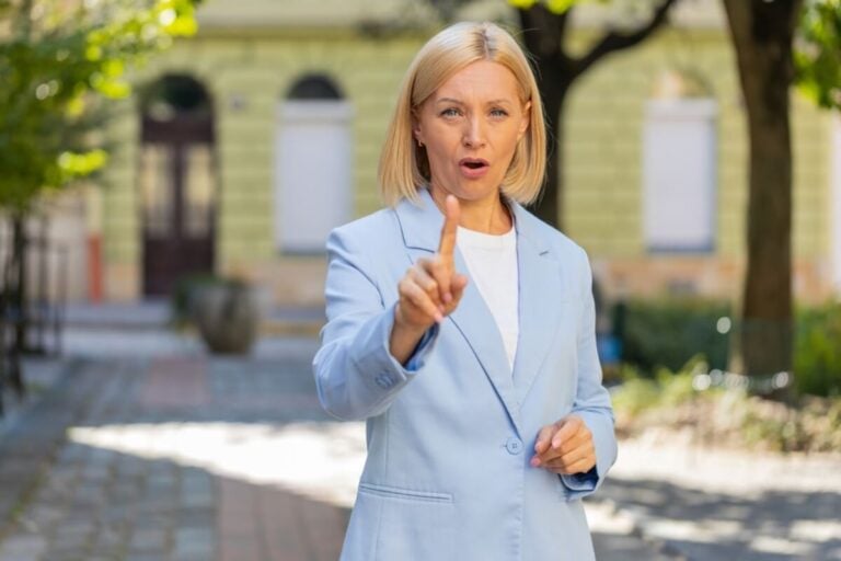 8 Social Habits That Make People Seem Rude Without Them Realizing It